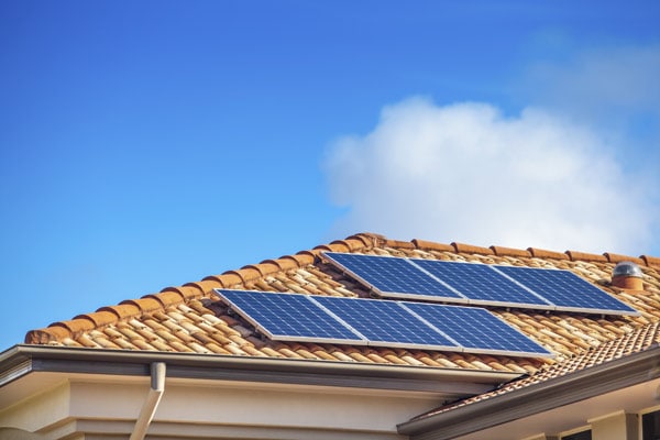 弹弓电力公司表示，购房者愿意为拥有屋顶太阳能系统的房子支付溢价＂decoding=