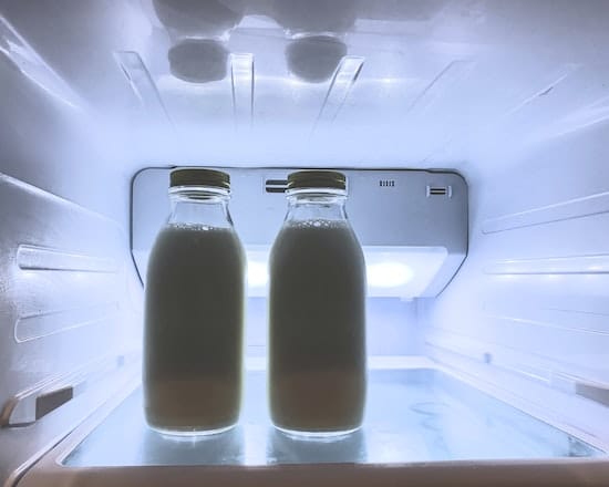 两个玻璃瓶2021年最好的太阳能冰箱里的牛奶”class=